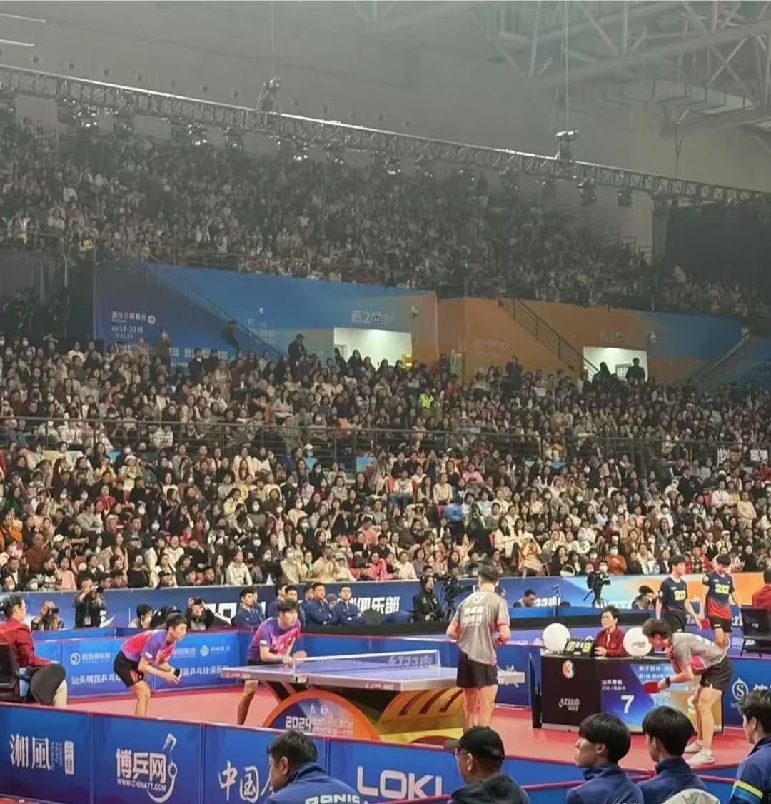 激烈对抗现场直播，球迷热血沸腾