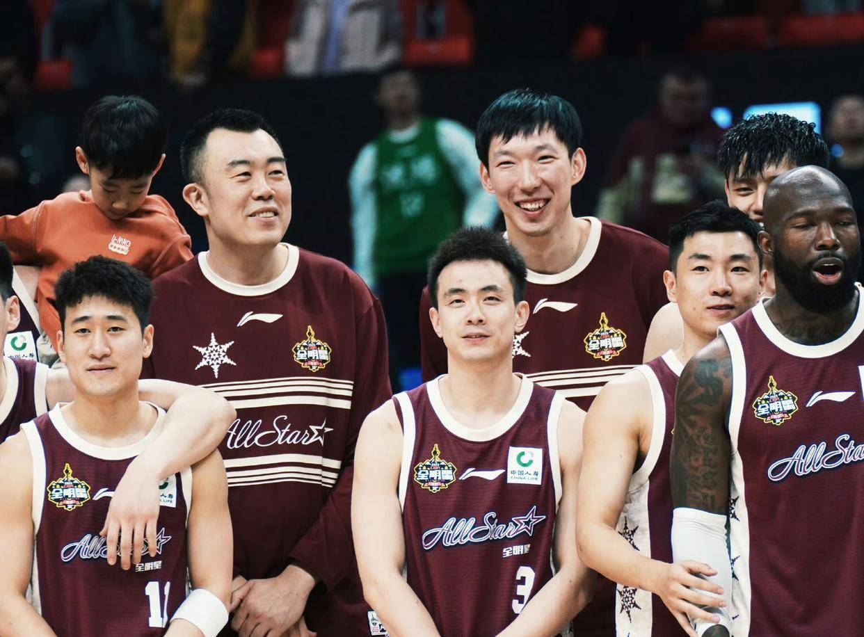 篮球明星纷纷公开伤势，球迷争议不断的简单介绍