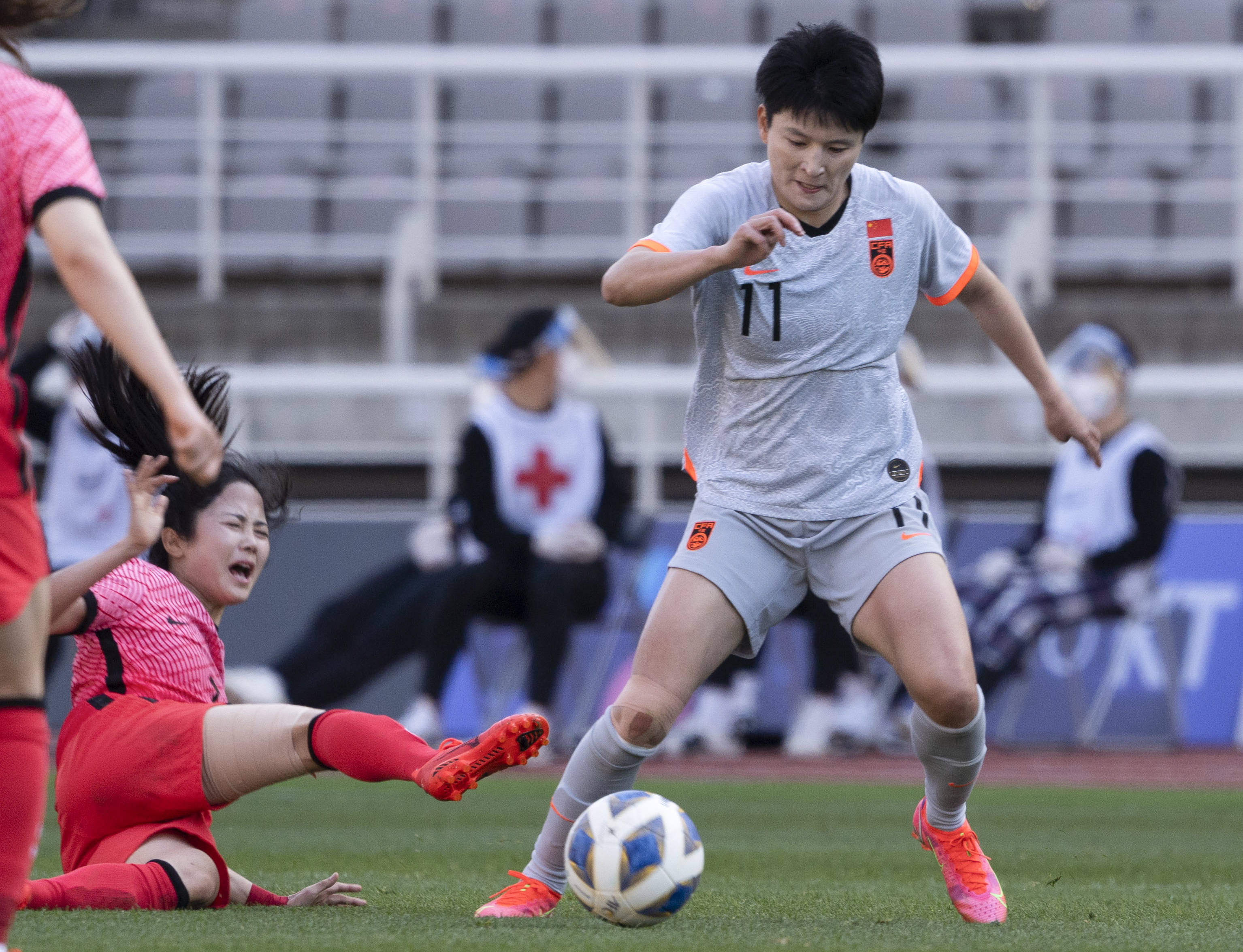 包含女足国家队在比赛中展现优异实力，轻松晋级的词条
