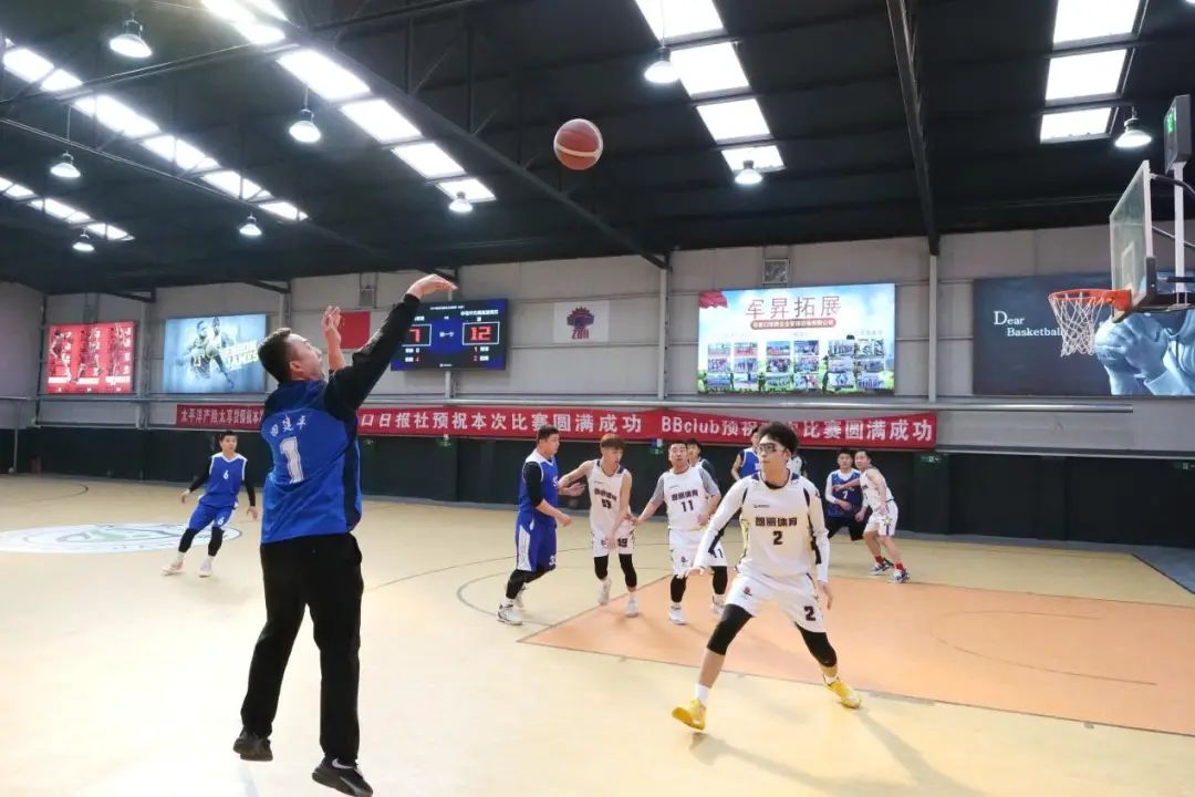 包含运动员们用实力诠释篮球精神，全情投入每场比赛！的词条