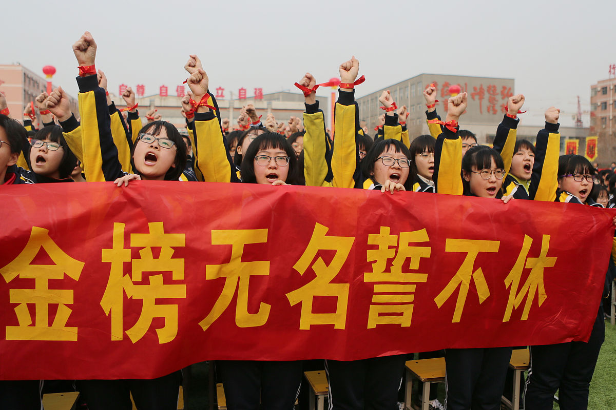 各队挥汗如雨，为了摘取胜利的桂冠而战的简单介绍
